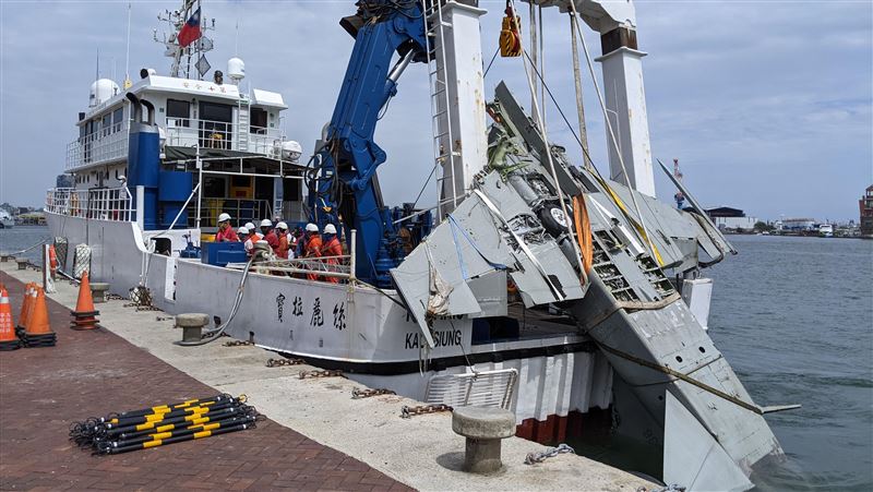 失事F-5E到港了！拆解作業展開