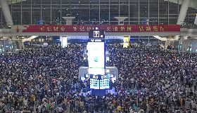 中國五一連假開始  出遊人潮擠爆車站