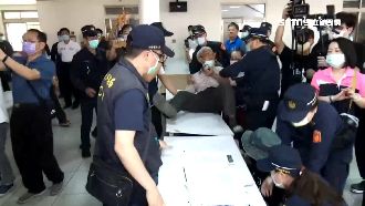 民控警公聽會強拉勒脖　警澄清是搭肩