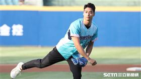 ▲男星林敬倫受邀替富邦悍將開球。（圖／記者劉彥池攝影）