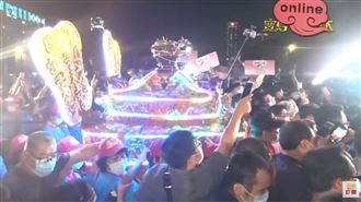 海巡媽駐駕高雄港！萬人擠爆搶拍女神