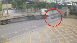 拖板車碰撞撞直行機車　騎士大腿骨折