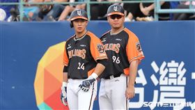 ▲統一獅一壘指導教練郭俊佑和陳傑憲交談。（圖／記者劉彥池攝影）