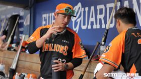 ▲統一獅打擊教練劉育辰和林祖傑交談。（圖／記者劉彥池攝影）