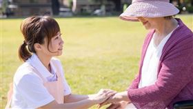 幾個輕鬆、簡單的吞嚥保健小動作，讓長輩看著做、幫自己做，真正的「呷百二」！