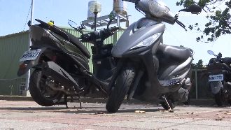 獨／機車該怎麼停？車行：立中柱好