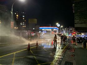  ▲汐止康寧路上發生瓦斯外洩，現場附近有加油站，消防隊趕緊派水箱車灑水戒備並封閉雙向車道。（圖／翻攝畫面）