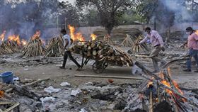 印度,火葬場,疫情。（圖／美聯社／達志影像）