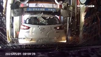 洗車也能出車禍？前車突倒退連撞2次