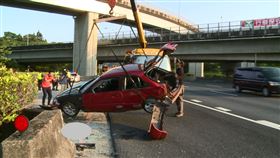 新北,國道,護欄,警察,安坑交流道（圖／翻攝畫面）