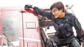 劉德華拍攝《情義之西西里島》誤踹直升機操作桿。（圖／翻攝自《情義之西西里島》劇照）