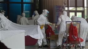 諾富特飯店擴大環境採檢（2）諾富特華航桃園機場飯店發生武漢肺炎（2019冠狀病毒疾病，COVID-19）疫情群聚感染，1日持續擴大環境採檢。中央社記者施宗暉攝　110年5月1日