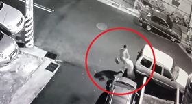 不給錢！台中渣男當街爆打女友全都錄(圖/翻攝自大里人聊天室)