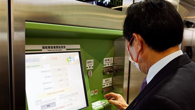 馬英九體驗台中捷運　竟在「這」卡關