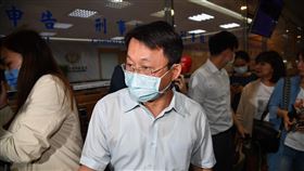 黑衣人闖中崙所案　林志誠赴北檢應訊針對台北市警察局松山分局中崙派出所案，被調內勤的原松山分局長林志誠（中）30日下午前往台北地檢署應訊，並提供個人手機，供檢方查證。中央社記者王飛華攝　110年4月30日