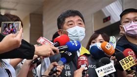 諾富特主管遭爆沒戴口罩  陳時中：人難免有疏忽諾富特飯店員工爆料染疫主管沒戴口罩才釀多人染疫。中央流行疫情指揮中心指揮官陳時中（中）1日表示，每個人多少都有疏忽，沒必要再責怪誰，強調下週起會對防疫旅館做總體檢，防類似事件重演。中央社記者王飛華攝  110年5月1日