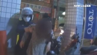 妙齡女酒醉癱坐小黃　女警助扛回家