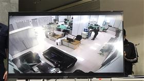 ▲中崙派出所所長與一傅姓警員在辦公室裡，刪除監視器襪面的畫面曝光。（圖／翻攝畫面）