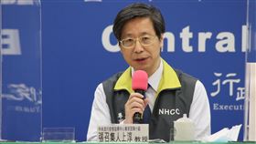 專家諮詢小組召集人張上淳表示，重症個案中機師案1079、1122雖是嚴重肺炎，但沒有插管，諾富特房務主管案1120仍在插管中，但病況有稍微進步一些。（圖／指揮中心提供）