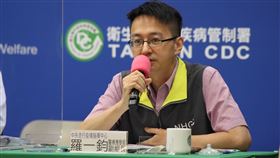 指揮中心醫療應變組副組長羅一鈞說，3名住過飯店的機師都沒和主管面對面接觸，但疫調拼圖就差飯店房務主管這塊，感染途徑還待釐清。（圖／指揮中心提供）
