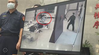 松山分局96秒畫面曝光！砸椅丟電腦