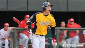 ▲中信兄弟周思齊9局上代打敲安，許基宏跑回球隊第4分。（圖／記者劉彥池攝影）