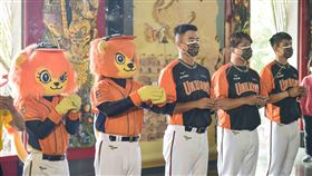 施子謙、傅于剛及陳重羽出席統一獅龍崎文衡殿職棒球星見面會。（圖／統一獅提供）