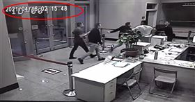 ▲台北市警局公布松山分局關鍵96秒畫面，以及所長許書桓、巡佐傅榮光刪除監視器畫面的影像。（圖／翻攝畫面）