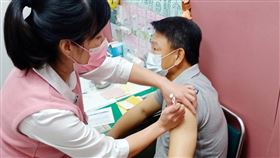 總教練洪一中接種疫苗。（圖／中職提供）