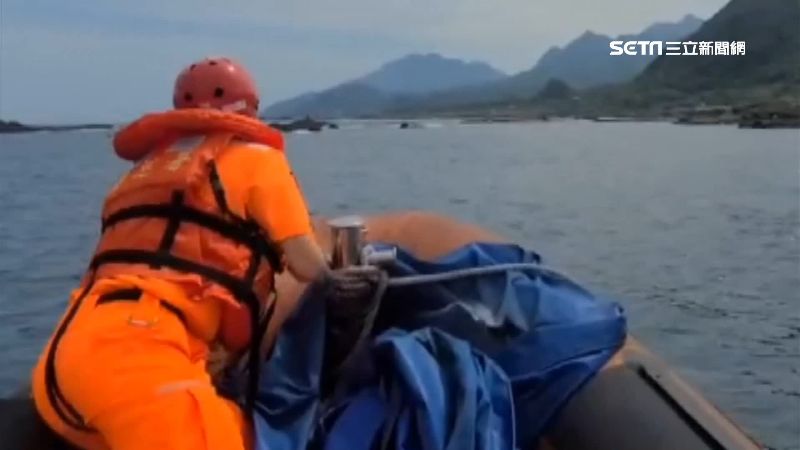 花蓮磯釣客遭浪襲墜海　海巡即刻救援