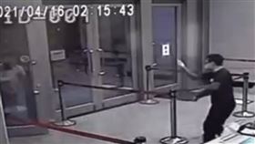 ▲楊忠蒞衝進松山分局後，回頭似乎比了個手勢。沒幾秒鐘，黑衣人便陸續衝入。（圖／翻攝畫面）