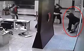 ▲當時為松山分局中崙派出所副所長的顏敏森聽到聲響，從派出所裡衝出來壓制徐權等人。（圖／翻攝畫面）