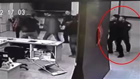 ▲當時為松山分局中崙派出所副所長的顏敏森聽到聲響，從派出所裡衝出來壓制徐權等人。（圖／翻攝畫面）