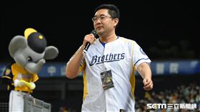 中信兄弟後援會「53哥」楊有正帶動應援。（圖／記者王怡翔攝影）