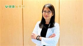 陳怡文醫師解釋，肢端肥大症的治療原則為：若允許開刀者，會建議以開刀治療。 若手術後仍無法緩解或無法接受手術治療的患者，則以施打體抑素類似物藥物並視情況輔以放射線治療，「藥物治療通常是以長效型為主，目前已有獲健保之新 型長效注射凝膠劑可使用，對於無法經常往返醫院的病患，無疑是一大福音。」