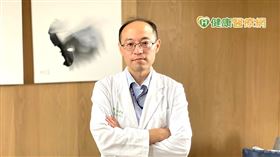 洪偉哲醫師提醒，若關節出現嚴重紅腫熱痛，就應該盡快就醫檢查，應避免使用錯誤動作導致病情惡化。