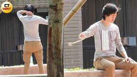 左手不時放到後頸抓癢的唐治平，坐下後仍不停地旋轉佛牌，更閉上眼默念經文。（圖／CTWANT攝影組）