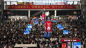 中國五一假期首日旅客數破5000萬中國五一假期首日，搭乘各種交通工具的旅客總數達5637.3萬人次。圖為連假前夕上海虹橋車站的人潮。中央社記者沈朋達上海攝  110年5月1日