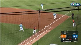 陳傑憲內野強襲球。（圖／翻攝自ＣＰＢＬ　ＴＶ）