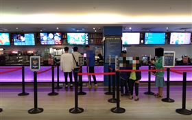 威秀驚傳偷拍狼！男員工躲女廁拍裙底(圖/翻攝自PTT)