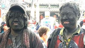 北港朝天宮迎媽祖遶境，炸轎，轎伕成炮灰小黑人，頭髮燙捲厚厚一層炮灰