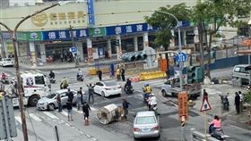 高雄岡山大貨車鋼捲突然掉落，還砸中後方行駛中的轎車。（圖／翻攝畫面）