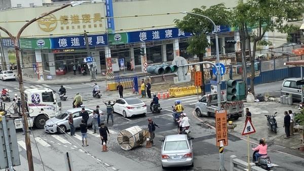 岡山貨車鋼捲掉落　後方轎車慘遭砸中