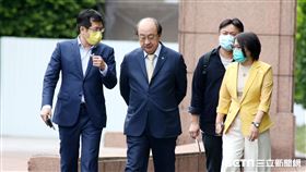 民進黨立院黨團三長結束與行政院長蘇貞昌溝通三接外推方案後，步出行政院。（圖／記者盧素梅攝影)