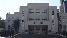 立院臨時會17日登場 藍備戰綠盼多協商少表決立法院擬17日起召開臨時會，國民黨團備戰；民進黨團則期盼透過朝野溝通和協商，減少表決和衝突。圖為16日立法院議場前，民進黨團持續動員立委輪留守候議場門口，要搶下排案權優先處理黨團所列議程。中央社記者范正祥攝 108年6月16日