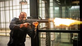 《玩命鈔劫》除了大秀傑森史塔森的犀利身手。（圖／車庫娛樂提供）