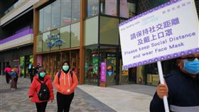 香港再添74確診　政府專家顧問籲實施禁足令香港20日再添2019冠狀病毒疾病確診病例74例。政府專家顧問許樹昌建議，若疫情持續嚴峻未受控，應考慮實施「禁足令」。圖為香港北角海濱19日已大量減少外傭聚集，志工舉牌呼籲保持社交距離。（中通社提供）中央社　109年12月20日