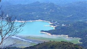 日月潭旱季限定景觀吸睛日月潭低水位，潭邊出現大草原等「旱季限定」景觀，觀光局日月潭國家風景區管理處認為，除疫情造成國際客減少，低水位對國旅並無太大影響。（沈揮勝提供）中央社記者蕭博陽南投縣傳真　110年5月3日