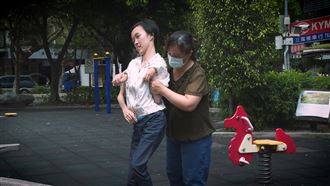 多重障礙女兒常大叫　堅強母陪伴實錄