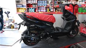 ▲機車行維修機車。（圖／鍾釗榛攝影）